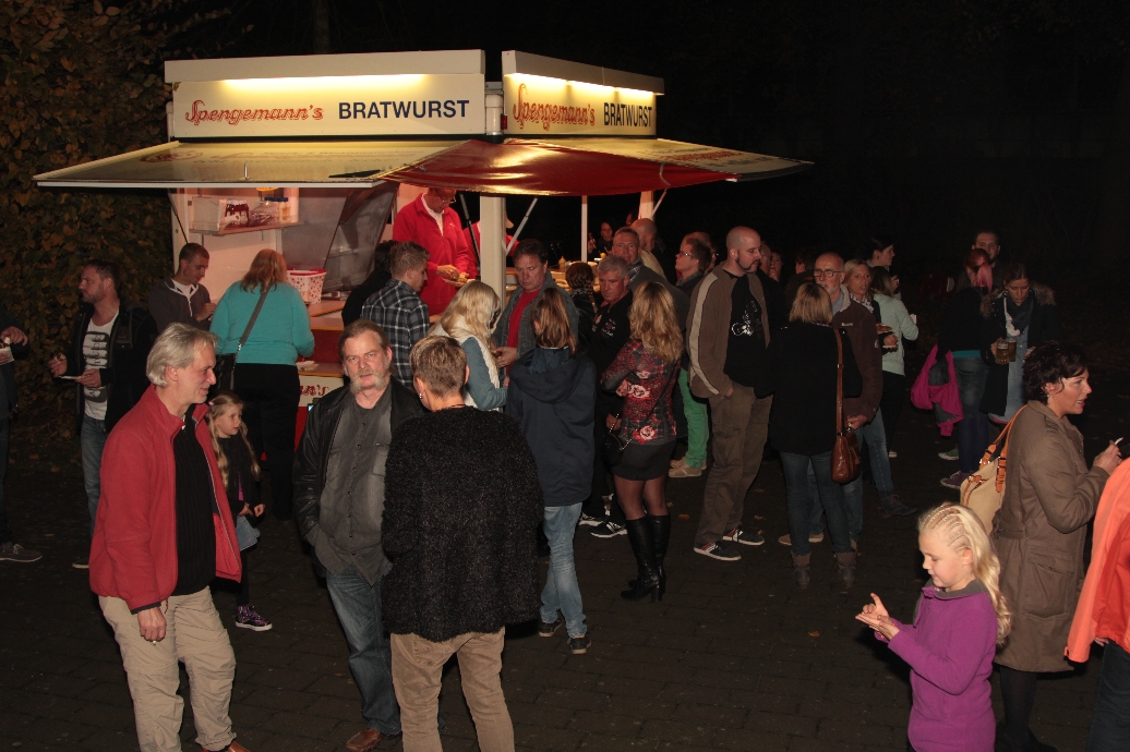 Wrstchenwagen vorm Eingang